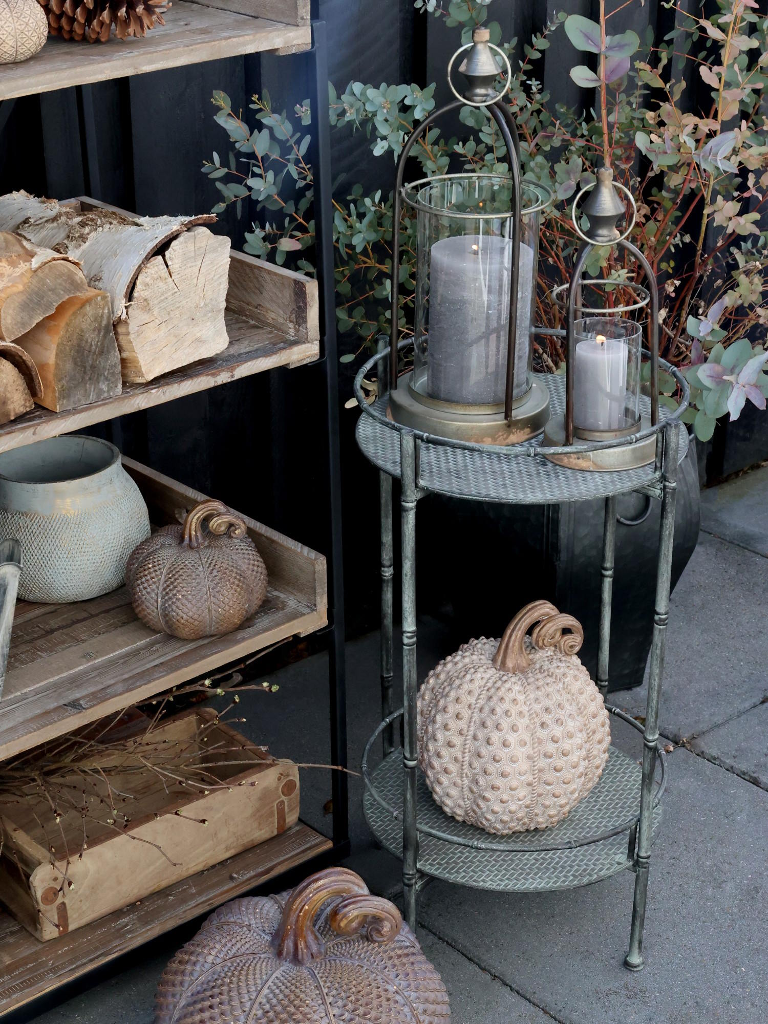 Regał-metalowy-do-ogrodu-pietrowy-metalowy-stolik-ze-zdejmowanymi-tacami-dynie-lampiony-dekoracje-jesienne-chic-antique-polska-sklep-designbywomen